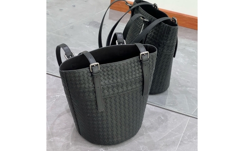 Woven bucket bag